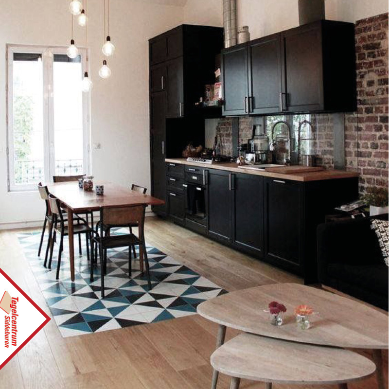 Zwarte keuken met eettafel op keukentegels