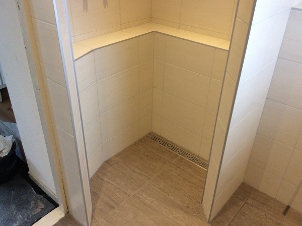 Moderne beige badkamer met douche